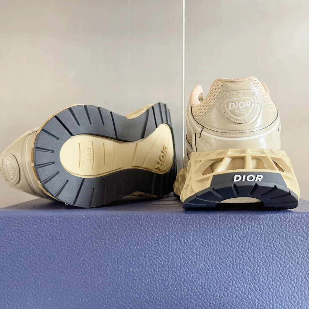 【DIOR】P:800💰 Men's 39-44. (Male 45.46 custom-made) Dior kawa Dior joint 2025ss casual sports shoes‼ ️ Reinterpret running shoes with dior’s haute couture style. b35 is made of fine-textured leather and mesh fabric materials. It can be worn in all seasons, is comfortable and breathable, and has many lines on the shoe body to outline details. It has a full retro three-dimensional feel and can create a casual look all year round!